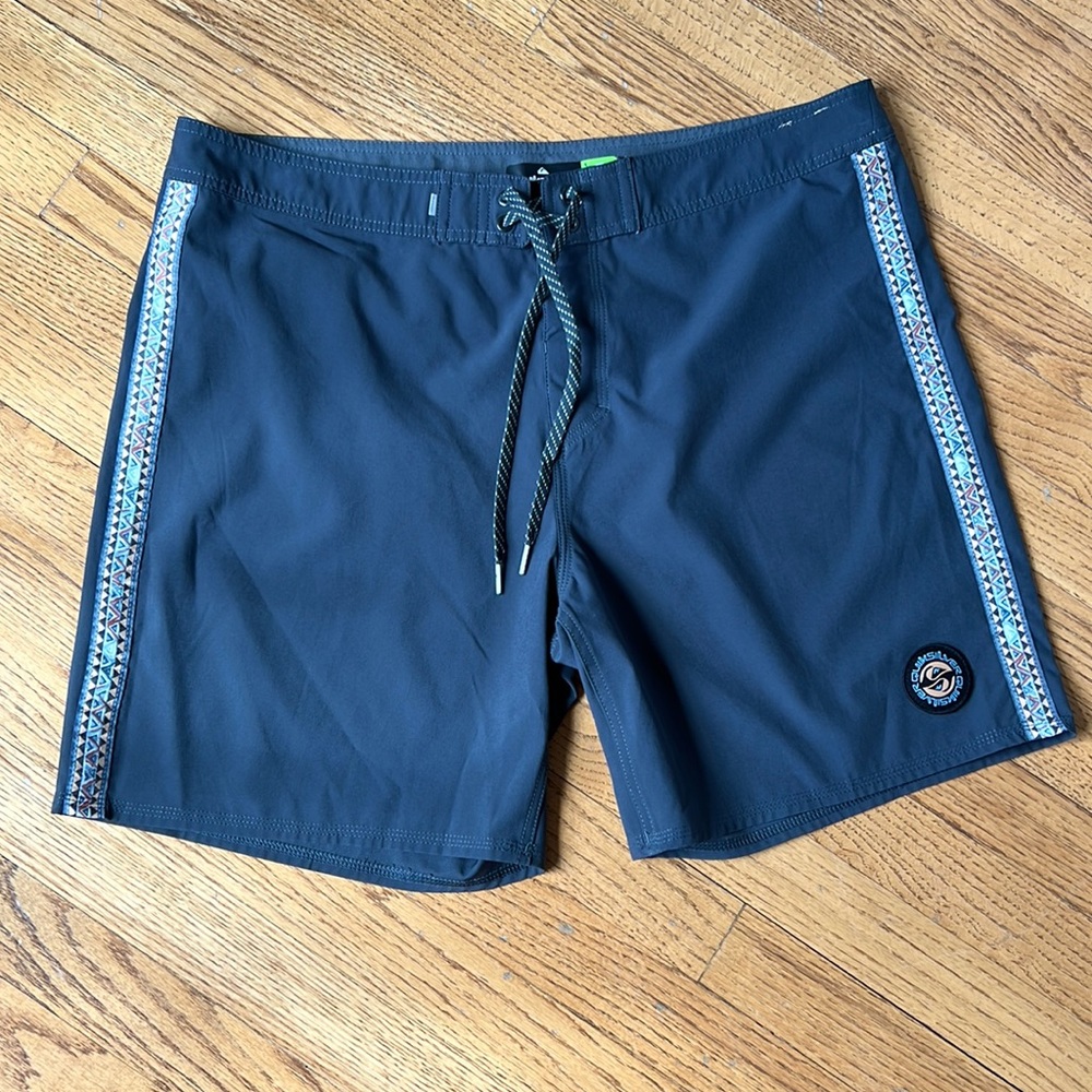 Quiksilver Mens Size 36 Gray Bathing Suit w/back pocket - Excellent Condition